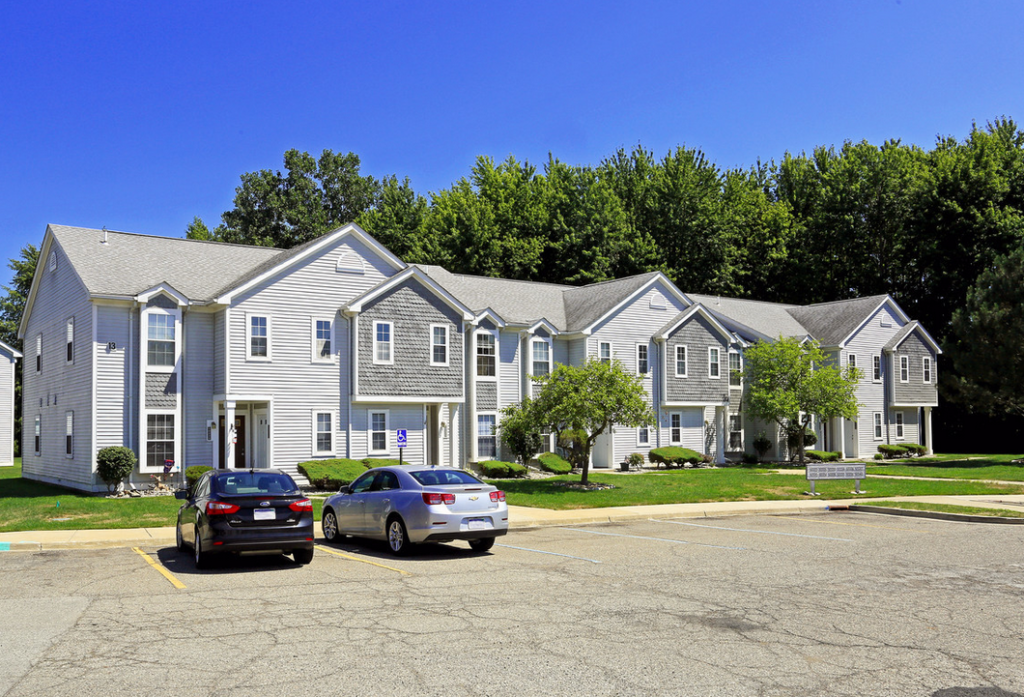 oakview square apartments chesterfield Michigan
